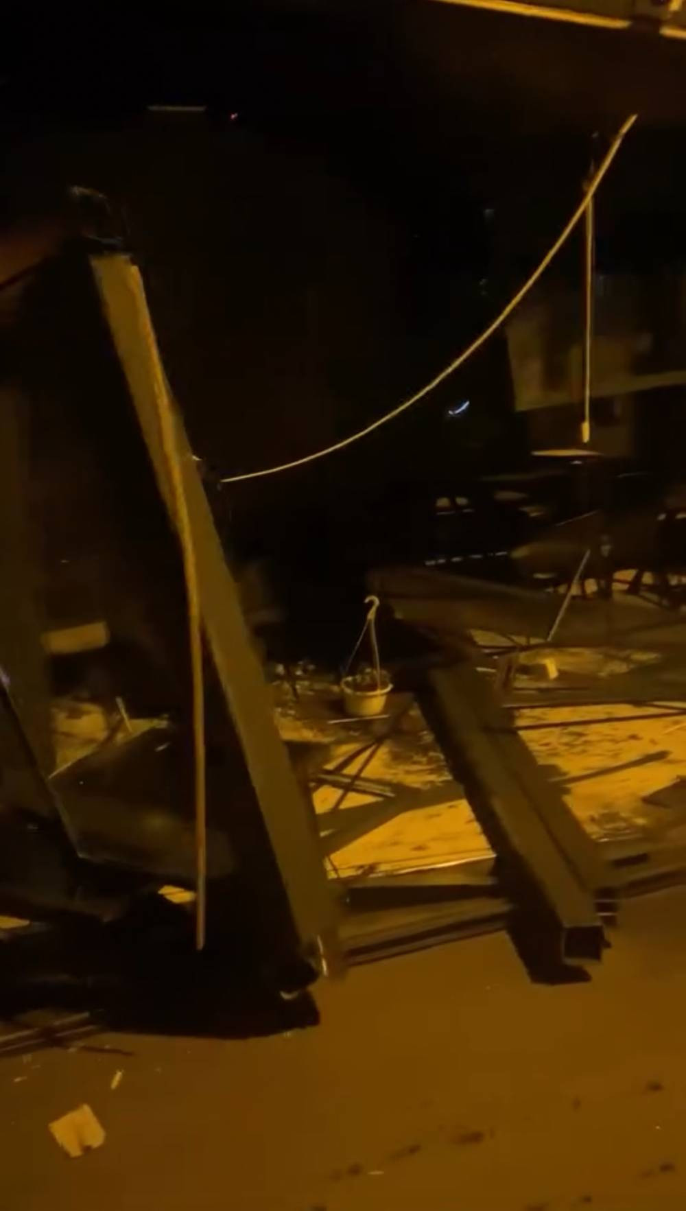 Beyoğlu'nda sürücü dükkana daldı! Kamera görüntüleri ele verdi