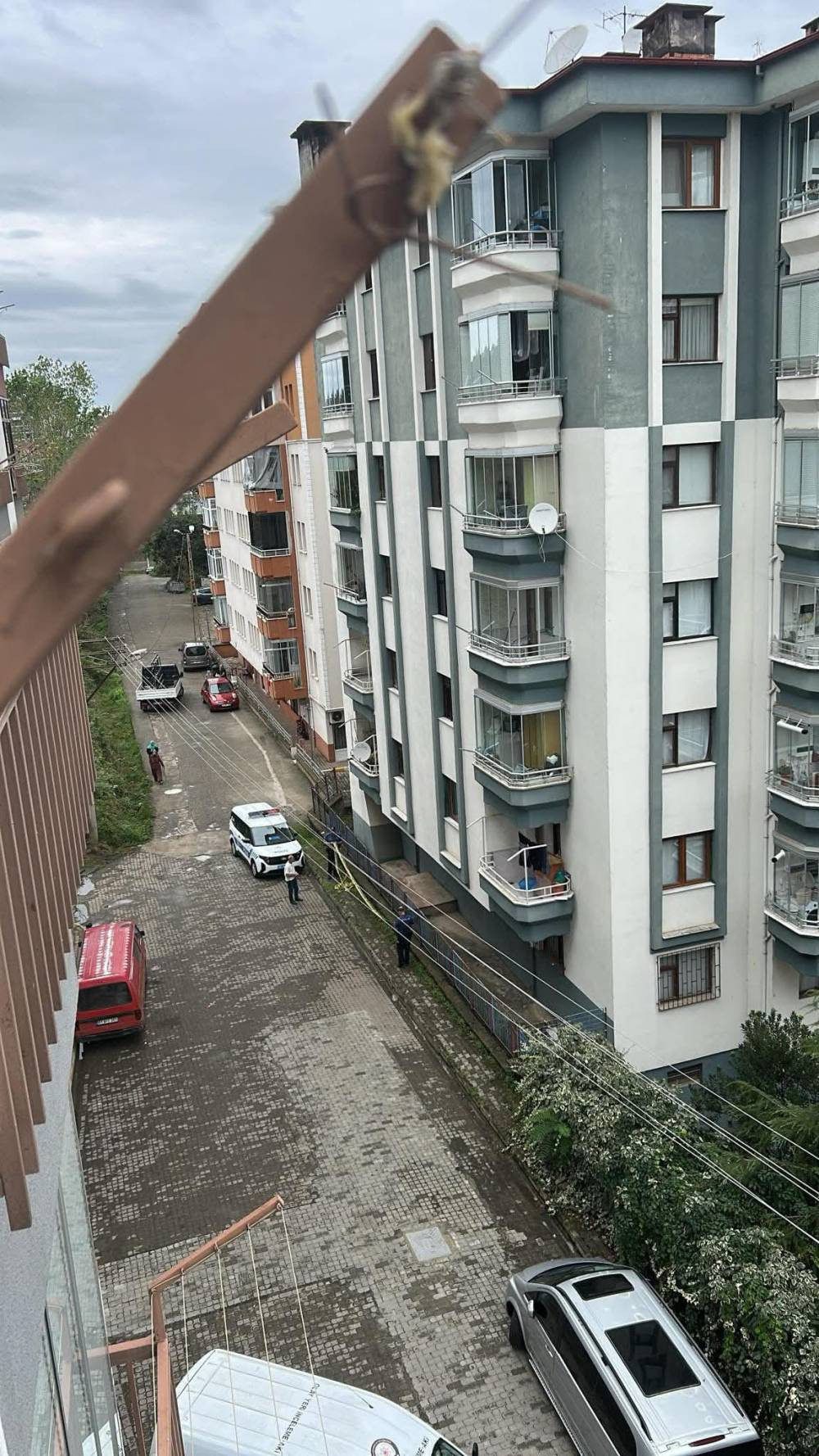 Beşikdüzü’nde yürek yakan olay: Çamaşır asarken 5’inci kattan düştü!