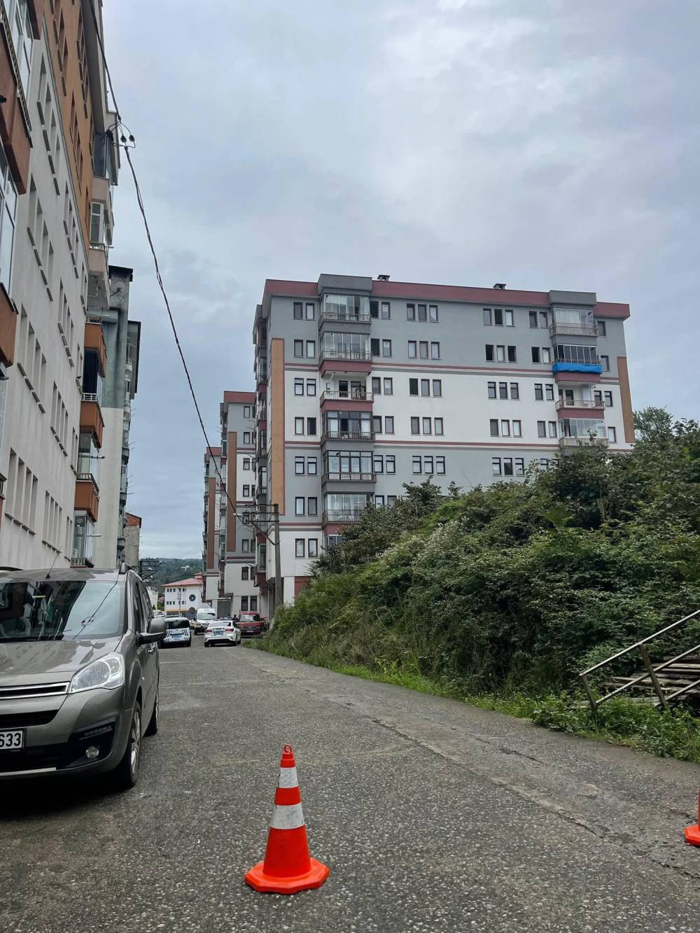 Beşikdüzü’nde yürek yakan olay: Çamaşır asarken 5’inci kattan düştü!