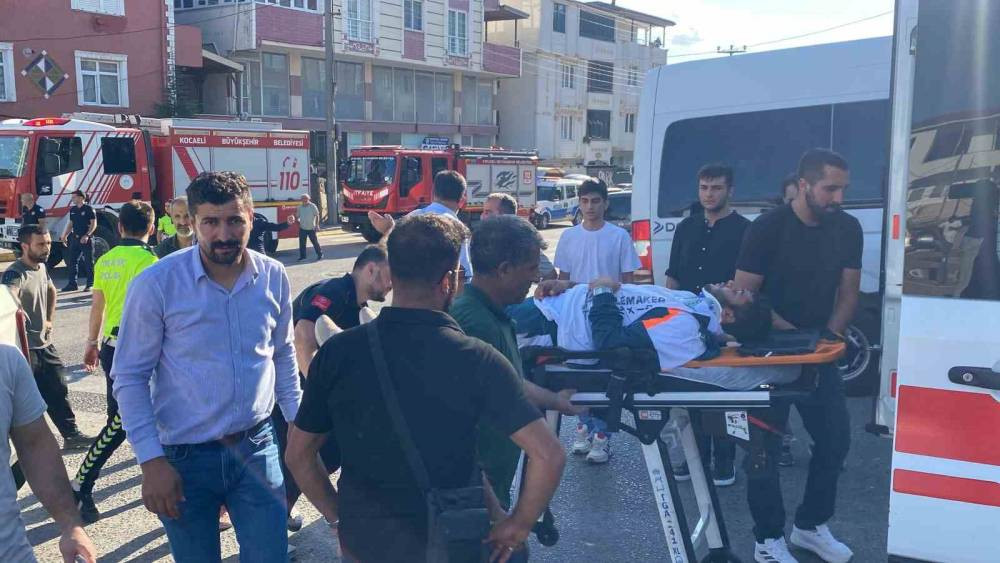 İş makinesi Körfez’de terör estirdi! 2 otomobile ve balkona çarptı: 2’si çocuk 4 yaralı