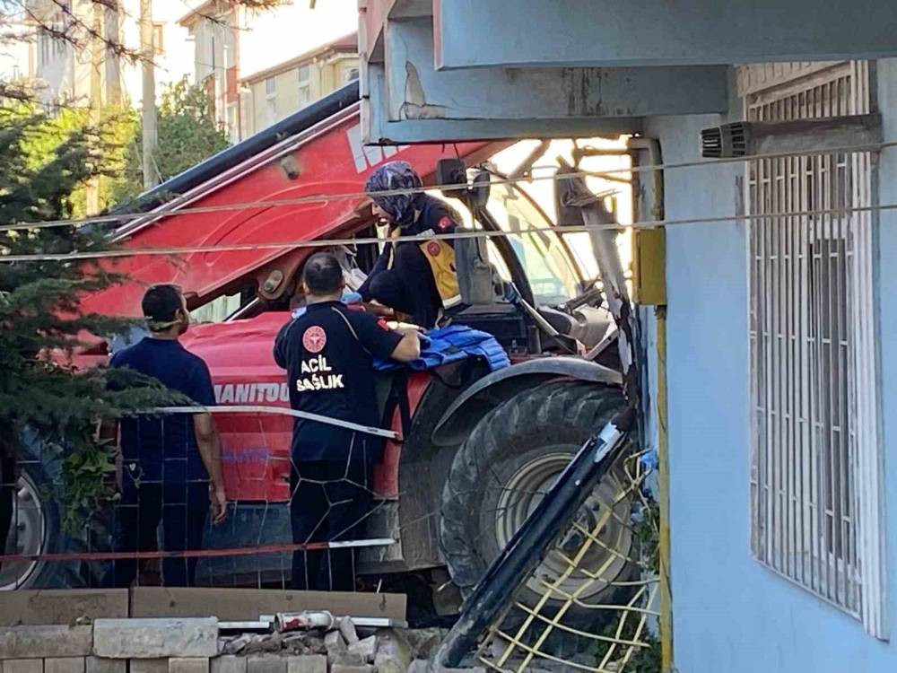 İş makinesi Körfez’de terör estirdi! 2 otomobile ve balkona çarptı: 2’si çocuk 4 yaralı