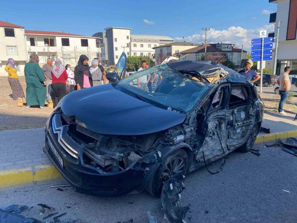 İş makinesi Körfez’de terör estirdi! 2 otomobile ve balkona çarptı: 2’si çocuk 4 yaralı