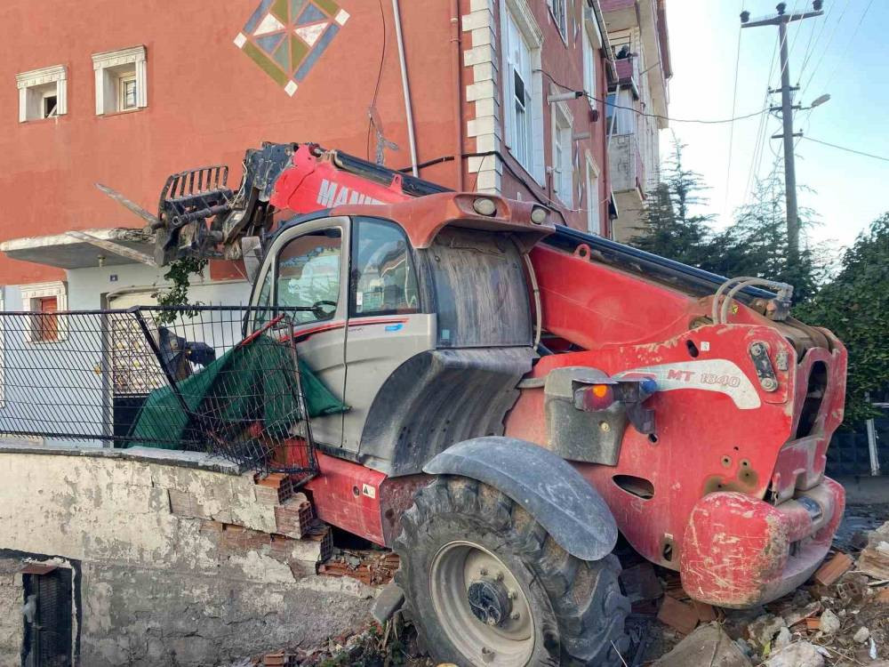 İş makinesi Körfez’de terör estirdi! 2 otomobile ve balkona çarptı: 2’si çocuk 4 yaralı