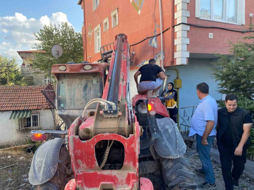 İş makinesi Körfez’de terör estirdi! 2 otomobile ve balkona çarptı: 2’si çocuk 4 yaralı