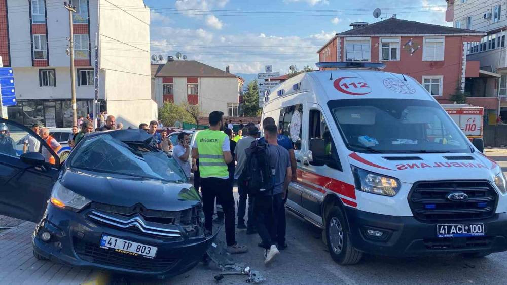 İş makinesi Körfez’de terör estirdi! 2 otomobile ve balkona çarptı: 2’si çocuk 4 yaralı