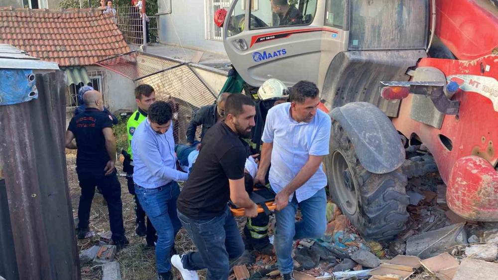 İş makinesi Körfez’de terör estirdi! 2 otomobile ve balkona çarptı: 2’si çocuk 4 yaralı