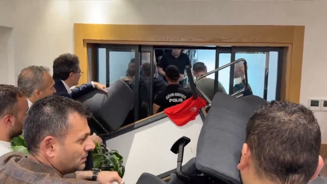chp-istanbul-il-baskanligi-abluka-altinda-60-vekil-nobet-tutuyor-uglf.jpg