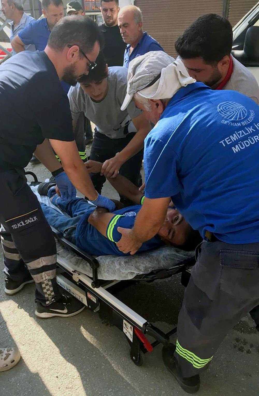 Çöp atma uyarısı pahalıya patladı! Temizlik işçisi hastanelik oldu