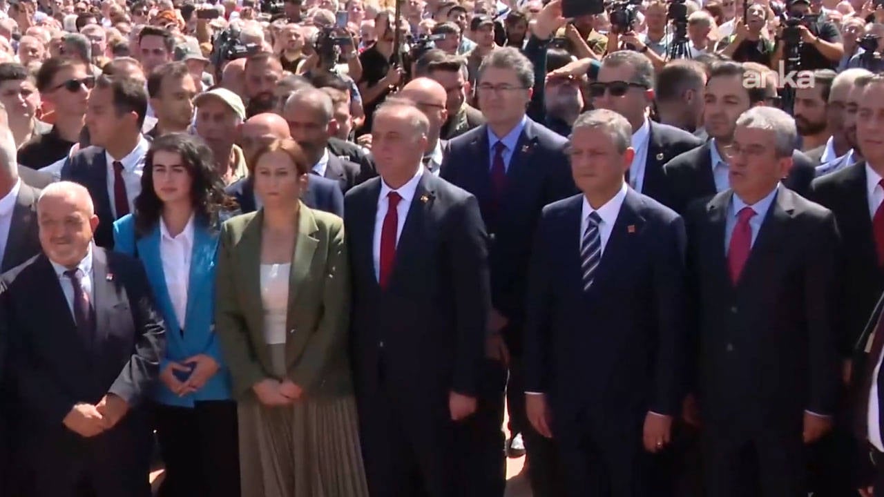 ozgur-ozel-taksim-meydani-nda-sloganlarla-karsilandi.jpg