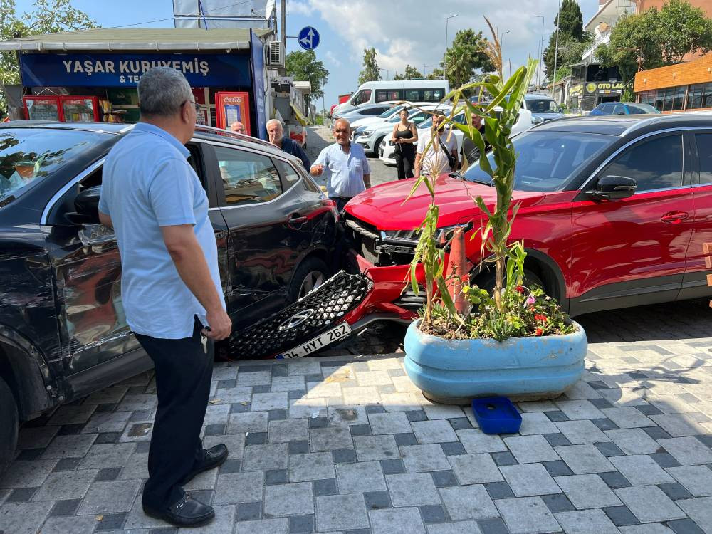 Avcılar’da otomobil banka ve iş yerine daldı