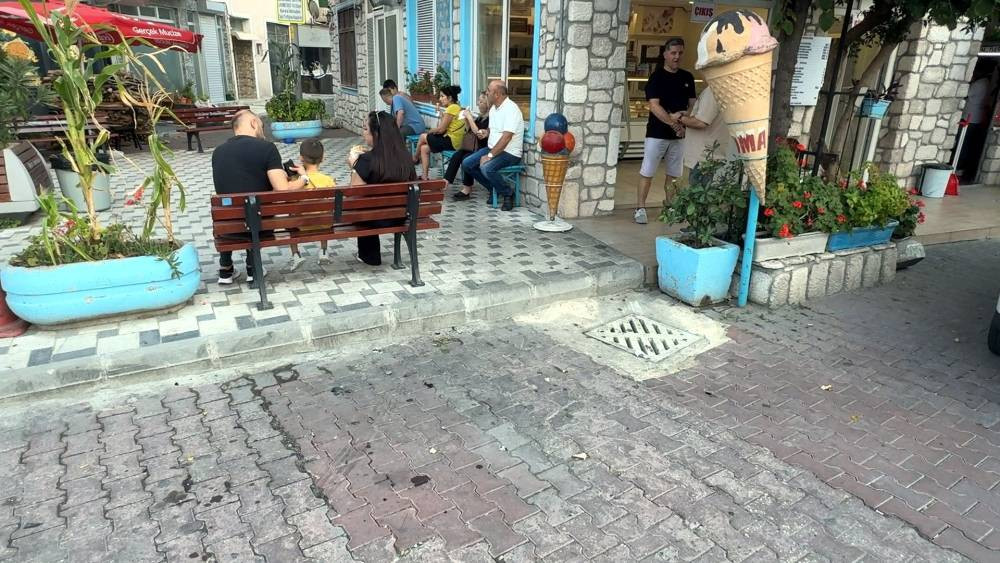 Avcılar’da otomobil banka ve iş yerine daldı