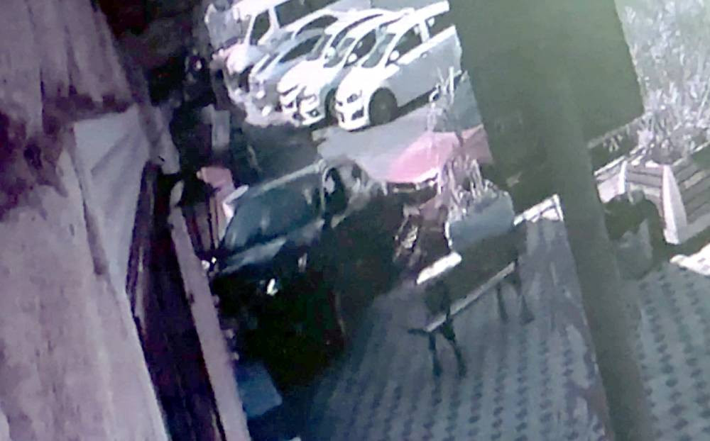 Avcılar’da otomobil banka ve iş yerine daldı