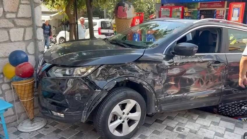 Avcılar’da otomobil banka ve iş yerine daldı