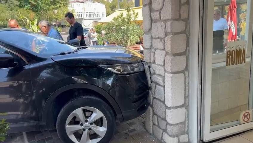 Avcılar’da otomobil banka ve iş yerine daldı