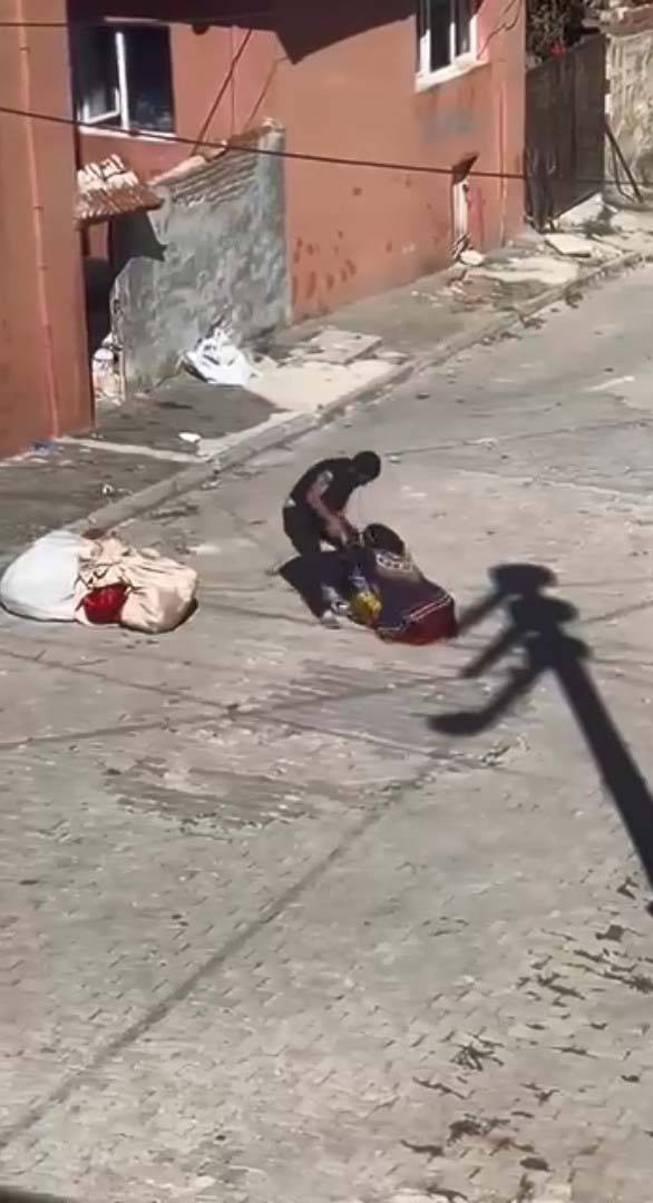 Eşini eşarpla boğmaya çalıştı!  Sokak ortasında şiddet