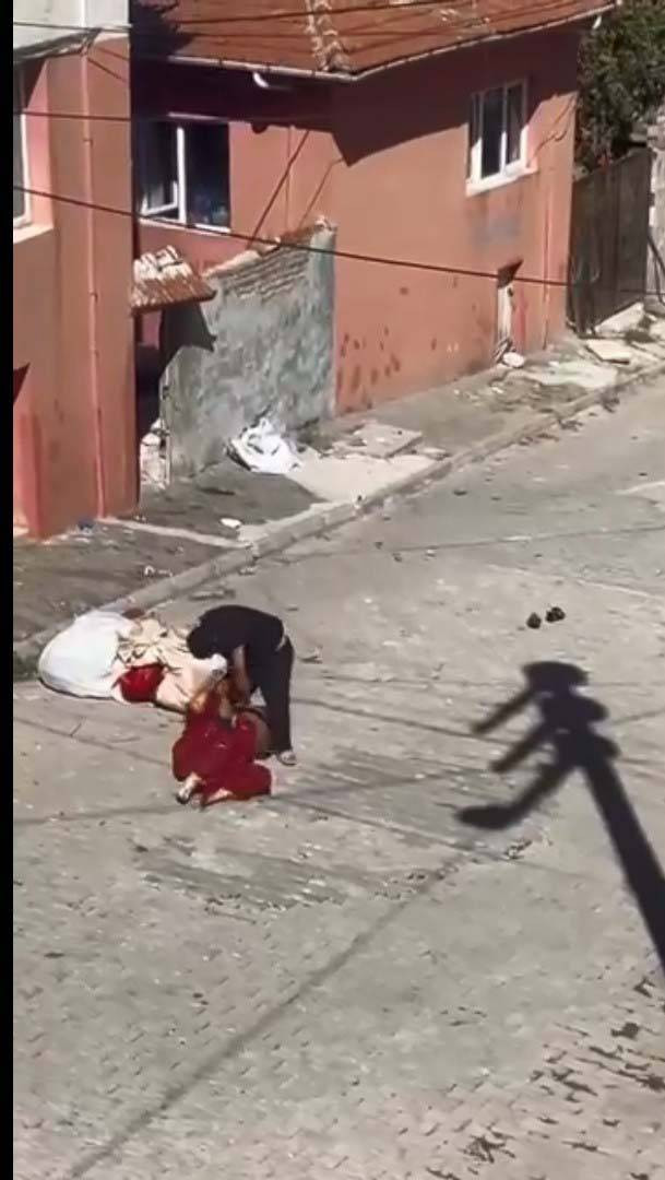 Eşini eşarpla boğmaya çalıştı!  Sokak ortasında şiddet