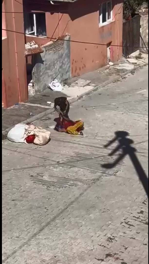 Eşini eşarpla boğmaya çalıştı!  Sokak ortasında şiddet
