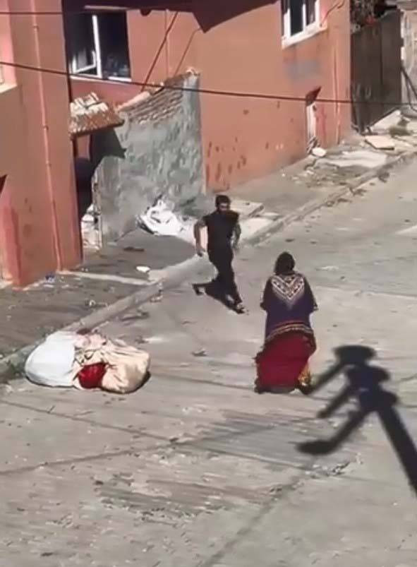 Eşini eşarpla boğmaya çalıştı!  Sokak ortasında şiddet