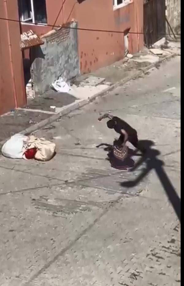 Eşini eşarpla boğmaya çalıştı!  Sokak ortasında şiddet