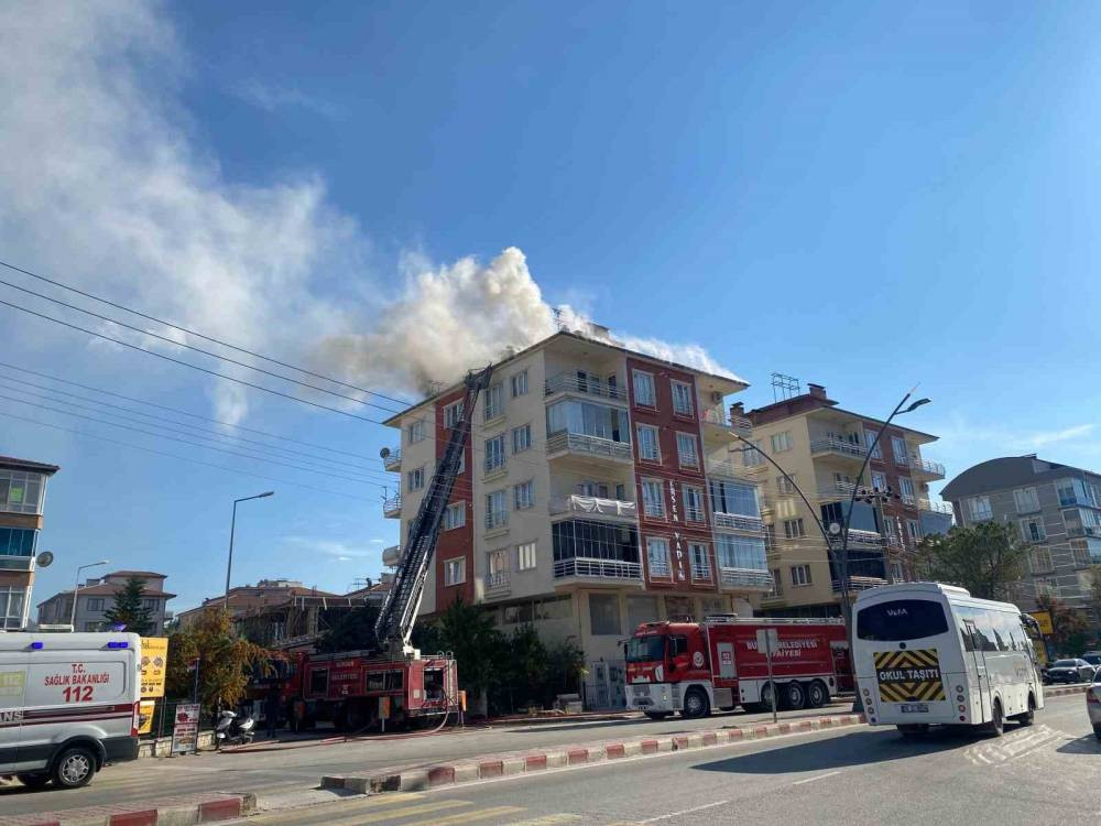 İtfaiye çatıdaki işçi için seferber oldu! Dumanlar çatıyı kapladı