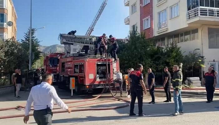 İtfaiye çatıdaki işçi için seferber oldu! Dumanlar çatıyı kapladı