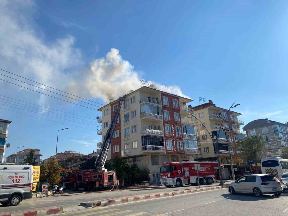 İtfaiye çatıdaki işçi için seferber oldu! Dumanlar çatıyı kapladı