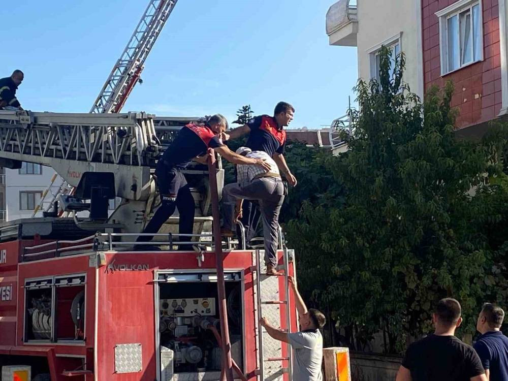 İtfaiye çatıdaki işçi için seferber oldu! Dumanlar çatıyı kapladı