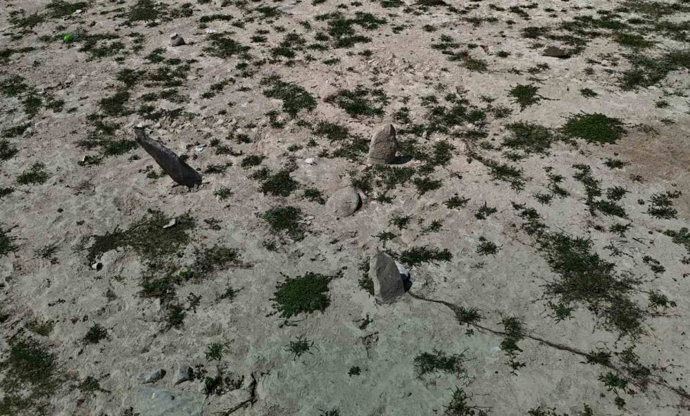 Kuraklık, 70 yıllık mezarları ortaya çıkardı