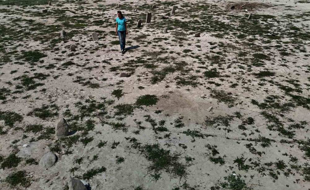 Kuraklık, 70 yıllık mezarları ortaya çıkardı