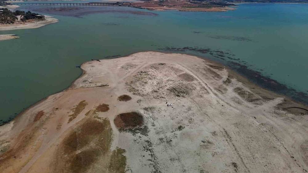 Kuraklık, 70 yıllık mezarları ortaya çıkardı