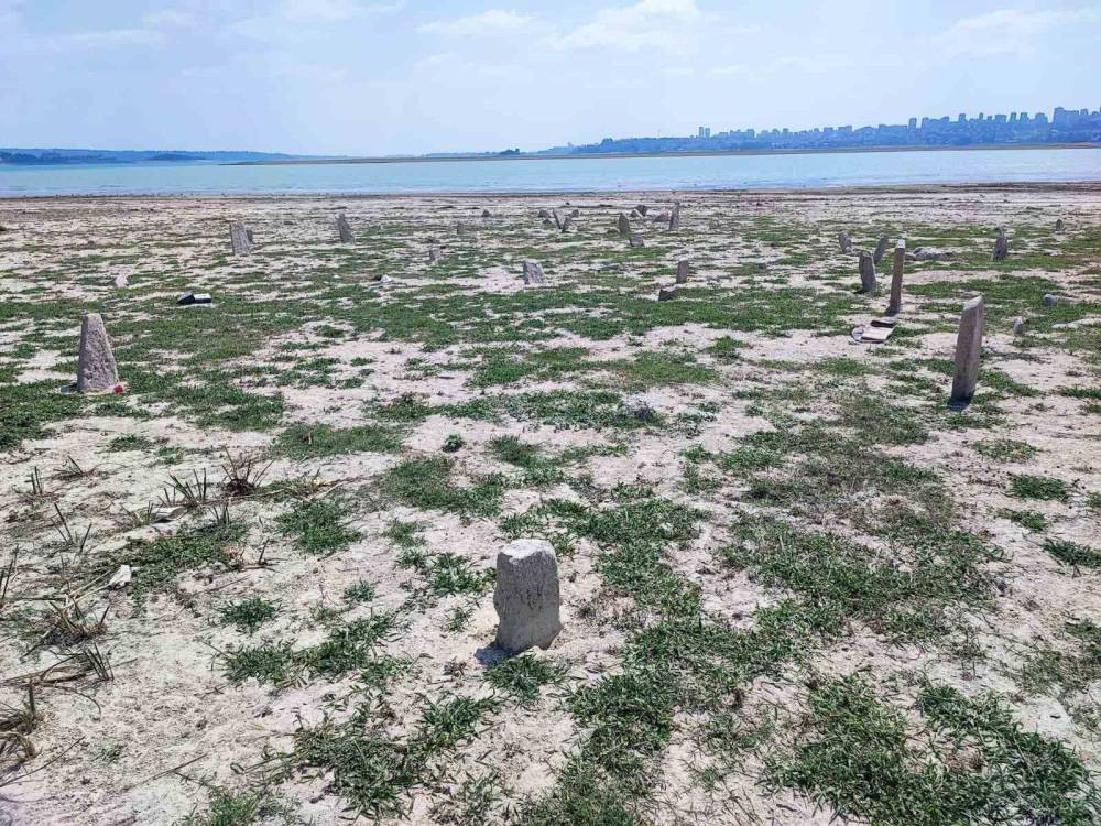 Kuraklık, 70 yıllık mezarları ortaya çıkardı