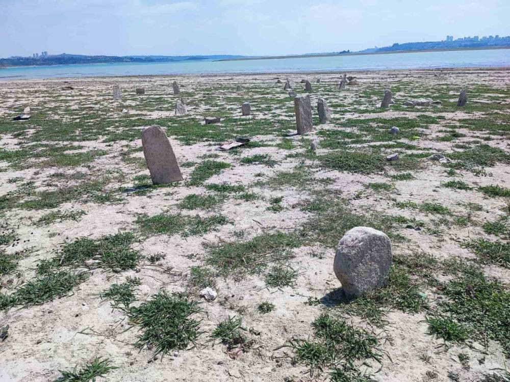 Kuraklık, 70 yıllık mezarları ortaya çıkardı