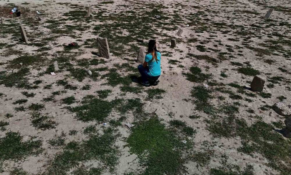 Kuraklık, 70 yıllık mezarları ortaya çıkardı