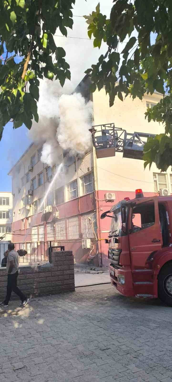 Şanlıurfa’da kamu binasında yangın! Polis ve itfaiye seferber oldu