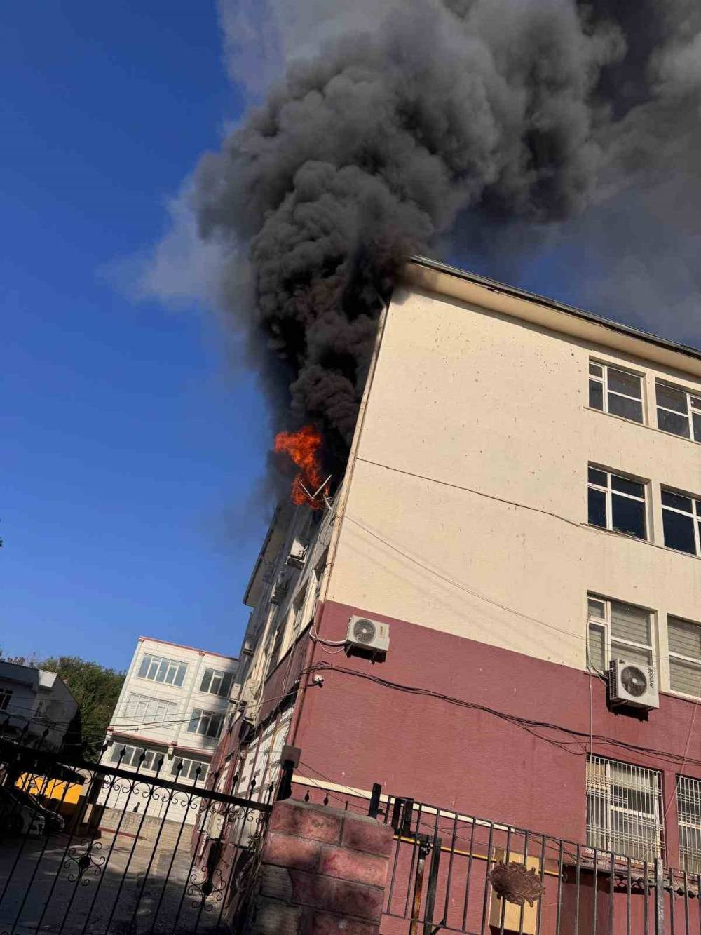 Şanlıurfa’da kamu binasında yangın! Polis ve itfaiye seferber oldu