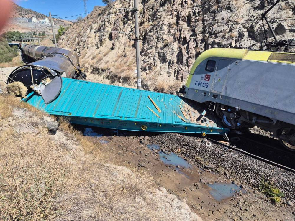 Trenler kafa kafaya çarpıştı! Ekipler seferber oldu
