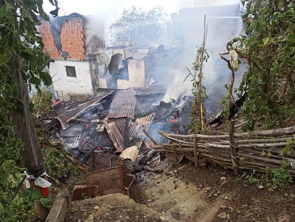 Aile canını zor kurtardı! Ev alevler içinde kaldı