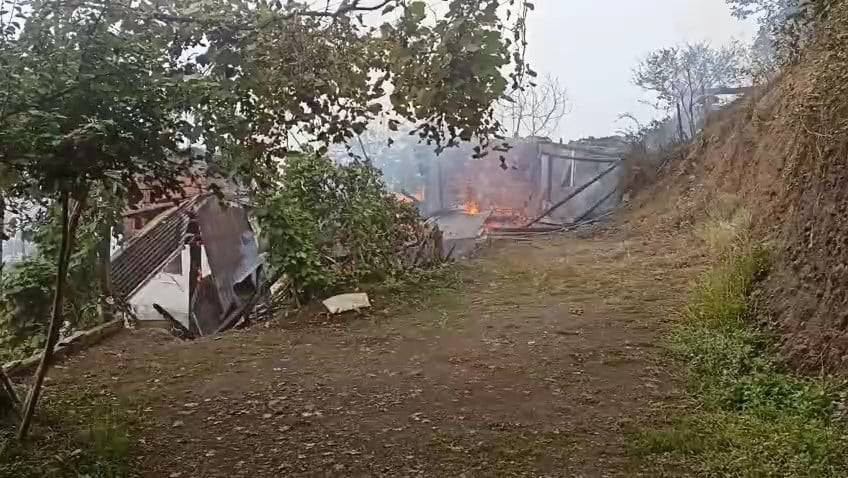 Aile canını zor kurtardı! Ev alevler içinde kaldı