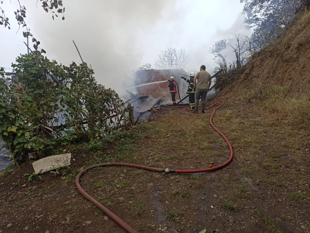 Aile canını zor kurtardı! Ev alevler içinde kaldı