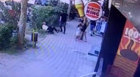 Ailesiyle yürürken husumetlisi bacağından vurdu