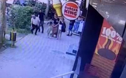 Ailesiyle yürürken husumetlisi bacağından vurdu