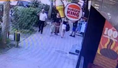 Ailesiyle yürürken husumetlisi bacağından vurdu