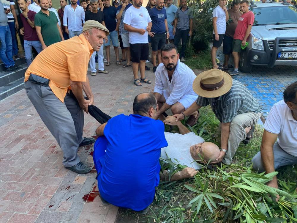 Ailesiyle yürürken husumetlisi bacağından vurdu