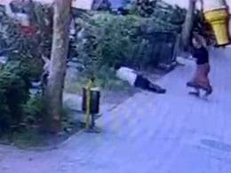 Ailesiyle yürürken husumetlisi bacağından vurdu