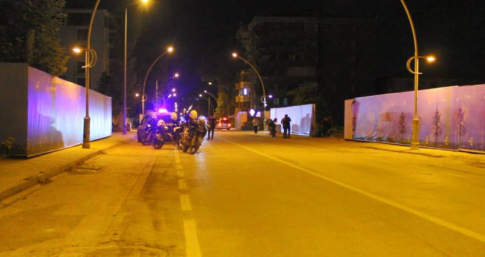 Cami avlusu savaş alanına döndü ! Silah ve bıçaklar çekildi: Yaralılar var