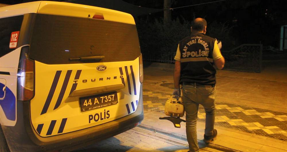 Cami avlusu savaş alanına döndü ! Silah ve bıçaklar çekildi: Yaralılar var