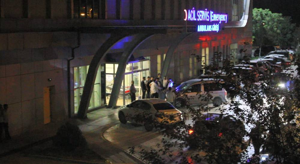 Cami avlusu savaş alanına döndü ! Silah ve bıçaklar çekildi: Yaralılar var