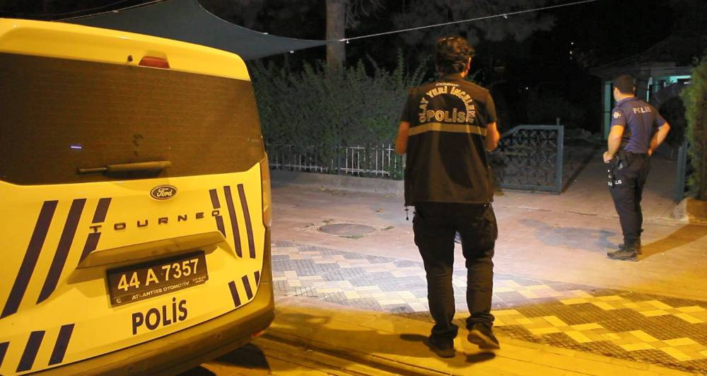 Cami avlusu savaş alanına döndü ! Silah ve bıçaklar çekildi: Yaralılar var