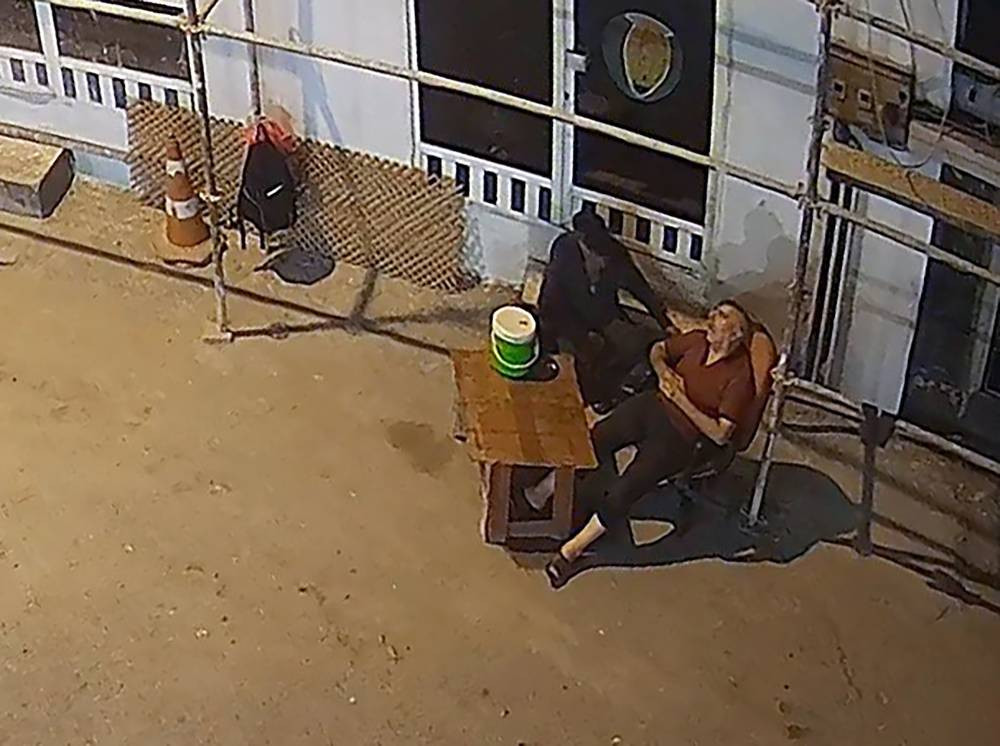 Hırsız uyuyan bekçiyi soydu