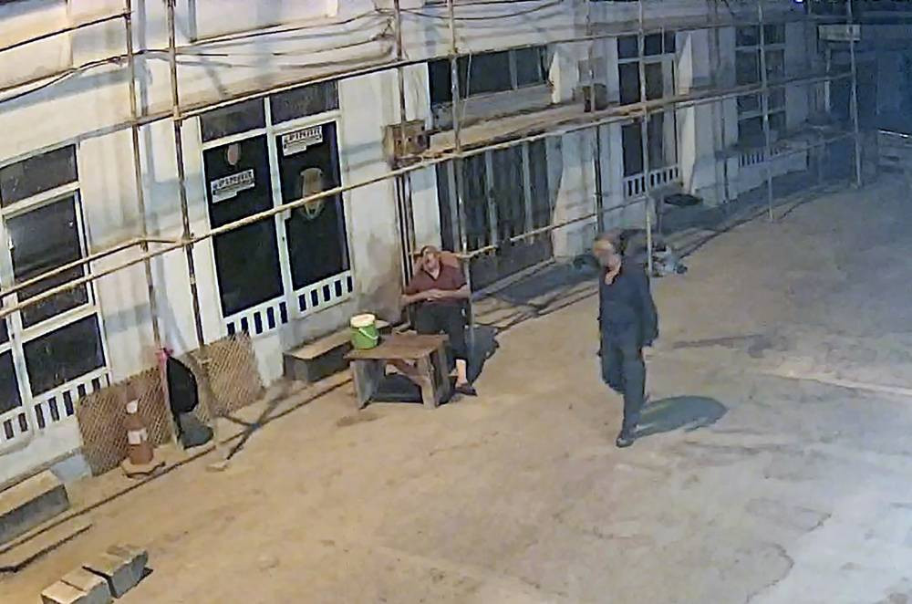 Hırsız uyuyan bekçiyi soydu